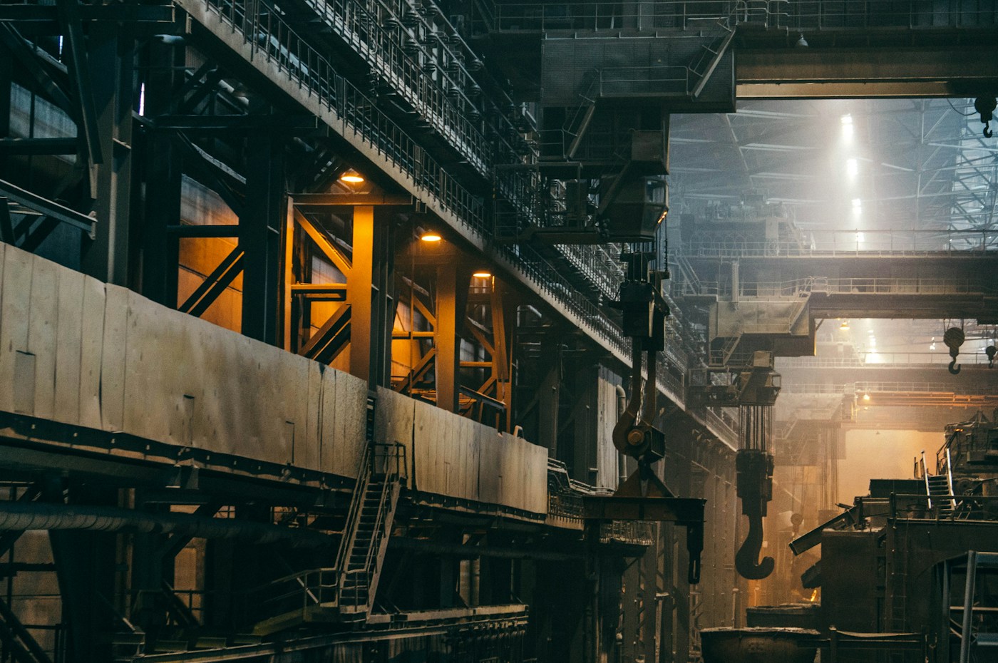 Industriële productiehal met staalconstructies en warm invallend licht